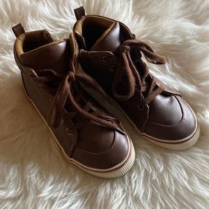 Boys shoes with zipper. Size 2. Work only once.